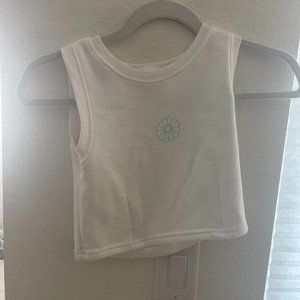 Princess Polly cropped white tank top with blue green flower in middle